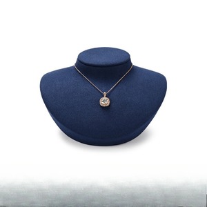 Expositor de lujo personalizado para collares, soporte de microfibra de alta gama para exhibición horizontal de collares tipo boloína. - Product Image 3