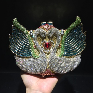 Damen-Hochzeits-Abendtasche mit Bling-Strasssteinen, Party-Totenkopf-Handschlaufe, Eiscreme-Clutch in Fischkuchenform - Product Image 4