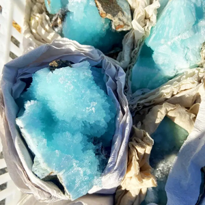 Vente en gros de grappes de <span class=keywords><strong>pierres</strong></span> précieuses <span class=keywords><strong>naturelles</strong></span> brutes en aragonite bleue, spécimens <span class=keywords><strong>minéraux</strong></span> bruts, <span class=keywords><strong>cristaux</strong></span> de guérison pour la décoration intérieure - Product Image 3