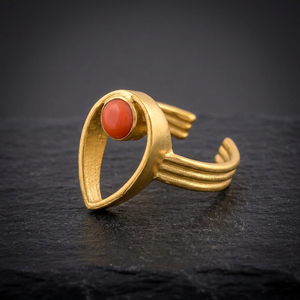 La bague plaquée or présente de superbes pierres de couleur orange, créant un spectacle fascinant d'élégance et de style - Product Image 2
