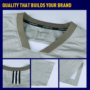Maglie da Calcio Personalizzate OEM in Poliestere di Alta Qualità con Design Retrò e Taglio Diviso per Uomo - Product Image 3