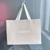 Sac en papier gris personnalisé avec logo imprimé de la même couleur, poignées en ruban satiné, plusieurs tailles pour l'emballage de bijoux, cosmétiques et vêtements