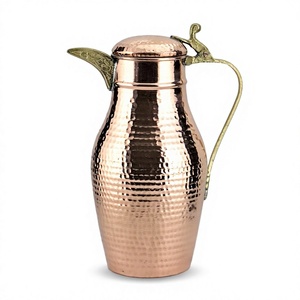 Carafe en cuivre martelé de designer avec couvercle, pichet à eau vintage en métal pour la maison et la salle à manger - Product Image 1
