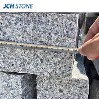 Pilier de palissade en pierre de granit gris naturel bon marché de la Chine pour clôture de jardin et bordures