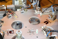 Machine d'assemblage automatique rotative à grande vitesse de deux trois parties de lotion de couvercle de bouchon d'huile alimentaire de maquillage de bouteille cosmétique de bouchon en plastique