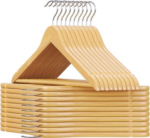 Cintres en bois économiques personnalisés pour magasins de vêtements, boutiques et armoires – Couleurs personnalisées, vente en gros et au détail - Product Image 1
