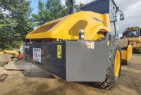 Rouleau compresseur d'occasion XS183 à bas prix, force d'excitation 340 kN, capacité de montée 50 %, fréquence de vibration 33 Hz