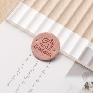 Étiquettes rondes en daim floqué personnalisées en cuir PU avec logo en relief, patchs à coudre pour vêtements et accessoires - Product Image 3
