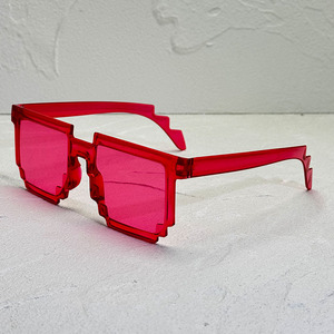 Lunettes de soleil à verres mosaïques, monture pixelisée, design rétro coloré, lunettes amusantes pour selfie et cosplay - Product Image 1