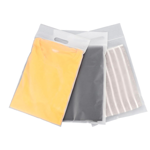 Bolsa <span class=keywords><strong>de</strong></span> transporte <span class=keywords><strong>con</strong></span> cremallera <span class=keywords><strong>de</strong></span> CPE esmerilado personalizada GRS <span class=keywords><strong>con</strong></span> asa para camisetas, sudaderas y calcetines, <span class=keywords><strong>con</strong></span> logo impreso personalizado, reutilizable, tipo Ziplock para ropa - Product Image 3