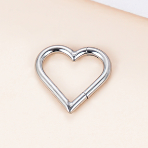 ASTM F136/G23 titanio forma de corazón simple lado exterior con bisagras Segmento de aro pendientes anillos tachuelas Piercing joyería para mujer - Product Image 5