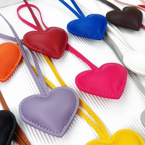 Bolso <span class=keywords><strong>de</strong></span> cuero <span class=keywords><strong>de</strong></span> dibujos animados colgante llavero elegante corazón encanto para mochila y bolso decoración bolsa promocional Accesorios - Product Image 1