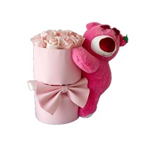 Bouquet d'ours fraise, bouquet de roses éternelles en peluche, seau à câlins, cadeau d'anniversaire et de remise de diplôme pour petite amie, Saint-Valentin artificiel