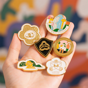 Badges de revers personnalisés en émail souple 3D avec dôme en époxy pour cadeaux de mascotte - Product Image 5