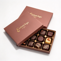 Boîte à chocolats marron clair personnalisée avec logo, cadre doré et plateau alvéolé pour les confiseries, acheteurs en gros et commandes en vrac