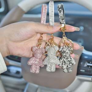 Llavero de lujo vintage con oso de cristal y diseño de metal con diamantes de imitación - Regalo de cumpleaños para llavero de coche y adorno de bolso - Product Image 2