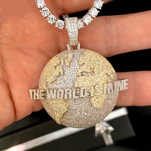 Collana con Ciondolo Mappa del Mondo Bicolore con Scritta 'Il Mondo è Mio', Gioielli Hip Hop da Uomo con Charm CZ Luccicante - Product Image 1