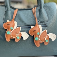 Nouveau design 2026 – Porte-clés licorne en cuir PU, pendentifs de sac, poupée mascotte cheval ailé, accessoires décoratifs en cuir