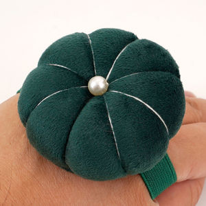 Alfiletero de muñeca de <span class=keywords><strong>terciopelo</strong></span> de alta calidad <span class=keywords><strong>para</strong></span> <span class=keywords><strong>coser</strong></span>, cojín de alfiler de punto de cruz con forma de calabaza 3D <span class=keywords><strong>para</strong></span> sastrería y artesanía de bordado - Product Image 5