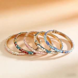 Bracelet jonc en alliage incrusté de diamants, motif floral émaillé color-block, chic, haut de gamme, tendance, polyvalent, bijou de main, vente en gros Yiwu - Product Image 1