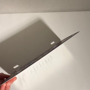 Plaques d'<span class=keywords><strong>immatriculation</strong></span> personnalisées en aluminium gaufré sur mesure pour voitures électriques - Finition brillante, couleur personnalisée, ajustement universel - Product Image 4