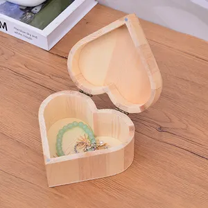 Venta al por mayor pequeño embalaje de regalo de pino macizo tapa magnética cajas de madera tamaño personalizado forma de corazón caja de madera de joyería