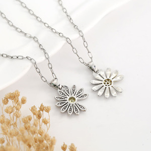 <span class=keywords><strong>Collana</strong></span> <span class=keywords><strong>con</strong></span> Ciondolo a <span class=keywords><strong>Margherita</strong></span> in Argento Placcato <span class=keywords><strong>con</strong></span> Zirconi, Catena a Maglie, Gioiello Unisex in Rame, Vendita all'Ingrosso - Product Image 4