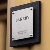 Plaque de porte de luxe en pierre et métal avec texture brûlée, design mural flottant, taille personnalisée, logo, enseigne murale pour magasin, bureau, hôtel