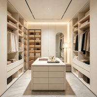Dressing moderne minimaliste avec îlot en marbre, unités de rangement et vitrines pour chambre de villa de luxe