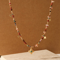 Collier ras du cou fait main en laiton plaqué or 18 carats avec pendentif en pierre de sable dorée naturelle et perles pour femme