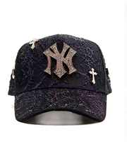 Casquette de baseball noire ornée de strass avec pendentif croix métallique, détails rivets en cristal étincelant, visière incurvée, style punk Y2K