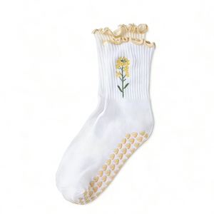 Chaussettes de Pilates personnalisées antidérapantes pour femmes, <span class=keywords><strong>avec</strong></span> broderie de notes de <span class=keywords><strong>musique</strong></span>, motif cœur et bord festonné - Product Image 4