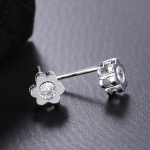 Orecchini a Perno con Fiore, Zircone Bianco Taglio Brillante Rotondo, Montatura a Castone in Lega, Gioiello Unisex, Regalo Carino - Product Image 3