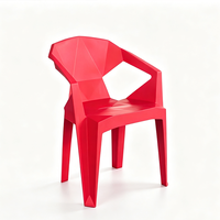 Chaise de salle à manger en plastique légère, imperméable et écologique, directement de l'usine, pour l'adaptation sur mesure aux zones de restauration de bistrots de rue et de complexes hôteliers