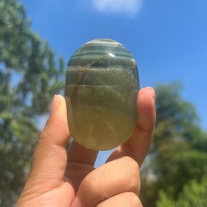 Piedra de Palma de Fluorita Mango en Oferta - Piedra de Bolsillo Curativa de Cristal Natural al por Mayor - Product Image 3