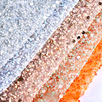 Broderie de paillettes et de perles de tailles variées sur tulle pour robes de mariée