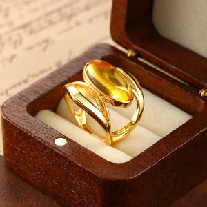 Anillo de Mujer Chapado en Oro con Diseño Ovalado Hueco de Doble Capa, Estilo Ámbar, Atractivo y de Alta Calidad (Uso Diario/Fiesta) - Product Image 3