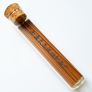 Tube d'encens transparent Tianjing 20g version courte avec bouchon en bois, bâtonnets d'encens en bois de santal et bois d'agar pour l'aromathérapie - Product Image 4