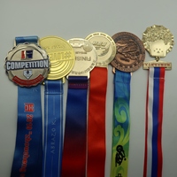 Nuevas Medallas de metal chapadas en oro personalizadas con cordones Trofeos Placas Premios deportivos Insignias de fútbol Pines (Tipografía impresa)