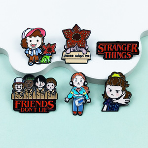 Badge Creativo per Merchandising Cinematografico e Televisivo con Testo 'FRIENDS DON'T LIE', Cartone Animato, Crisantemo, Mostro, Straniero - Product Image 3