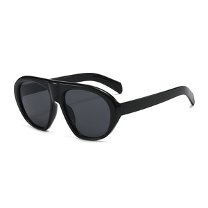 Gafas de Sol Clásicas Extra Grandes UV400 Unisex, Montura de PC Vintage de los 70, Logotipo Personalizado, Estilo Piloto, Degradado Transparente Blanco - Product Image 4