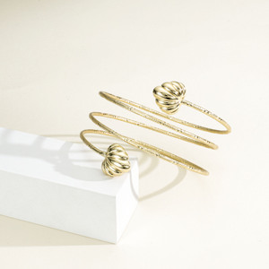 CM Jewelry Wholesale - Prix bas - Bijoux fantaisie plaqués or pour femme - Bracelet jonc élégant en forme de cœur - Cadeau pour maman - Product Image 1