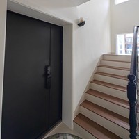 Rampe d'escalier moderne en alliage d'aluminium noir sans cadre à poteau unique pour terrasse