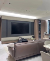 Meuble TV Minimaliste Gris Foncé, Base en Bois avec Éclairage Doux, Rangement Intégré et Armoires en Verre