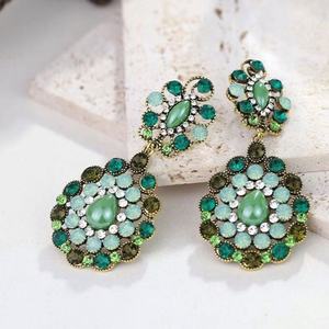 Boucles d'oreilles en alliage tendance rétro à motif floral, plaquées or 18 carats, avec clous en diamant, style antique argenté, haut de gamme, exagérées - Product Image 6