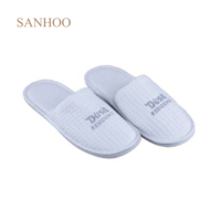 Pantoufles d'hôtel SANHOO OEM pantoufles d'hôtel personnalisées 5 étoiles pantoufles d'hôtel gaufrées de luxe avec semelle rembourrée