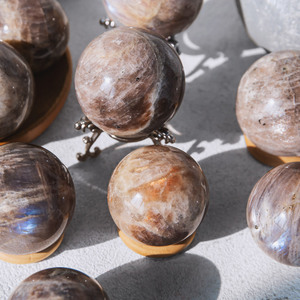 Sphère de <span class=keywords><strong>pierre</strong></span> de lune noire naturelle polie sculptée à la main en divers matériaux, pierres de guérison, sphère de taille moyenne pour collection - Product Image 3