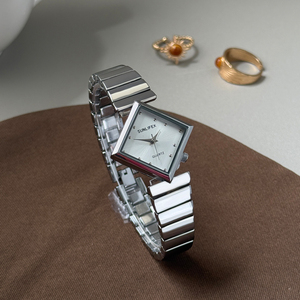 S9310 Montre pour femme en forme de diamant vintage, simple, luxueuse, à la mode, exquise, élégante, montre pour femme transfrontalière, - Product Image 5