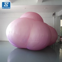 Modèle de nuage artistique gonflable rose personnalisé pour la décoration publicitaire d'événements sur scène en plein air
