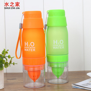Water Bottle With Lemon Squeezer 500Ml Portable Plastic Cup For Outdoor Use Unisex - Product Image 4